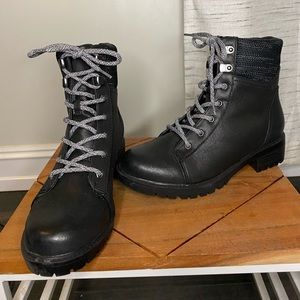 Universal thread black ankle boots